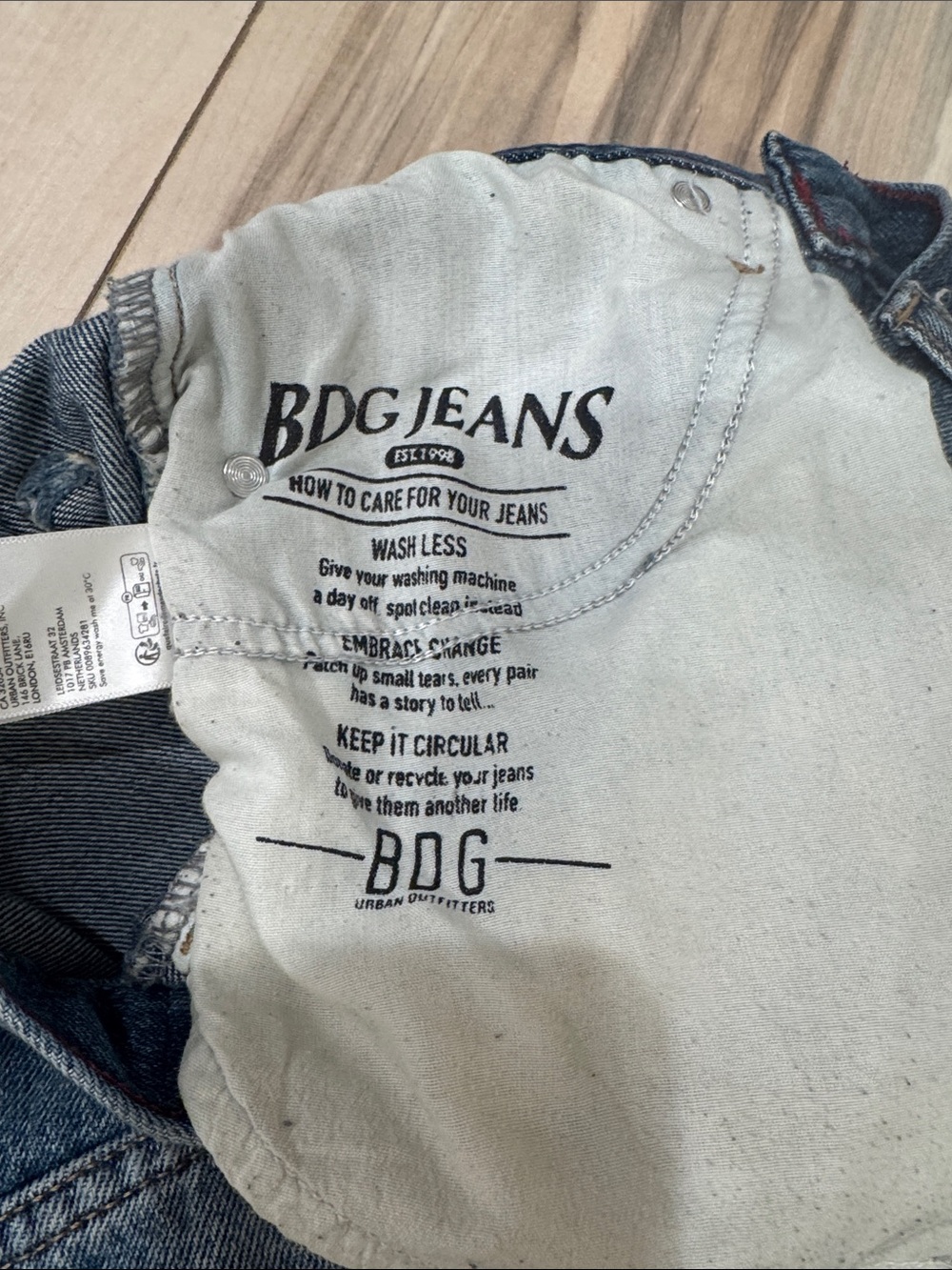 Women’s BDG Washed Blue High-Rise Denim Bermuda Shorts | Size 24 - Picture 4 of 6